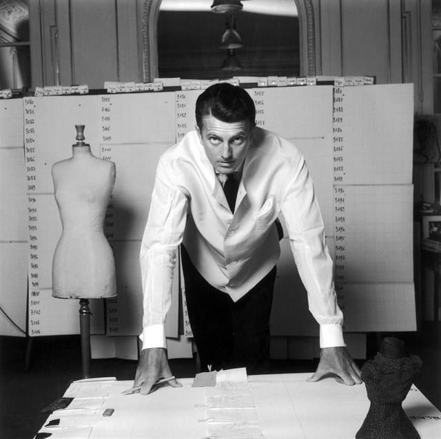 Hubert Givenchy en su atelier